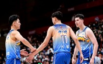 江苏男篮全队备战，决心再夺冠军